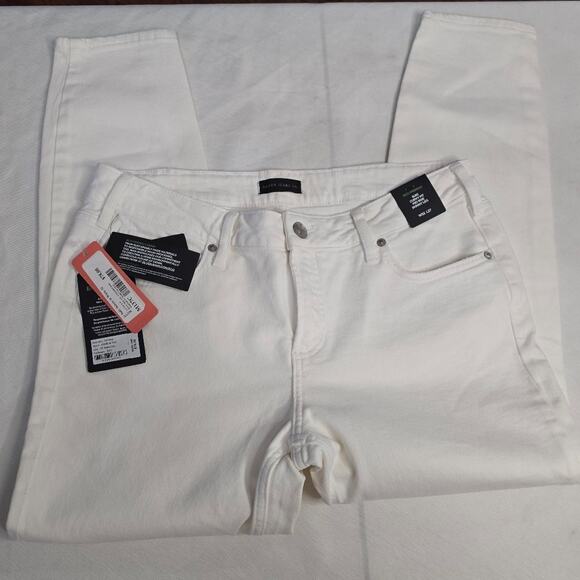 Silver Forest Denim - Silver Jeans White 32/27 Suki Straight Leg Brand new with tag but one small spot